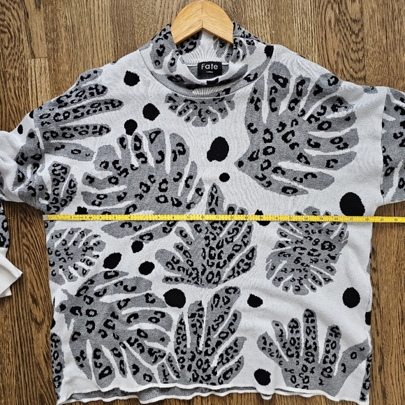 Fate mock neck sweater cheetah monstera plant print gray black white size large - Picture 5 of 7